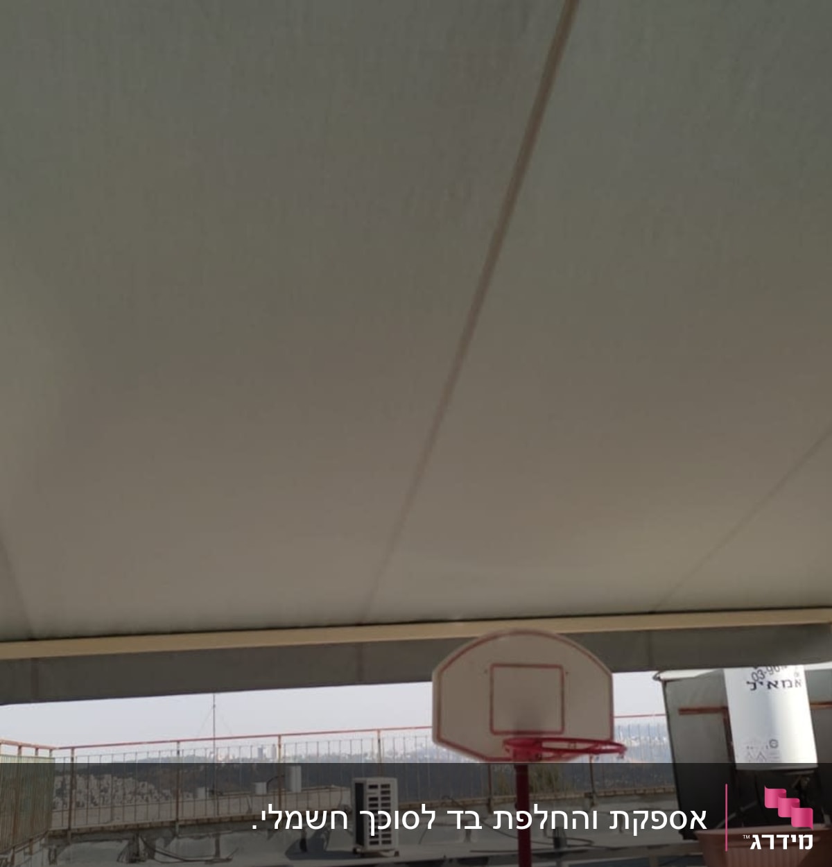 סוכך בד מתוח מעל מרפסת עם צמחייה מסביב